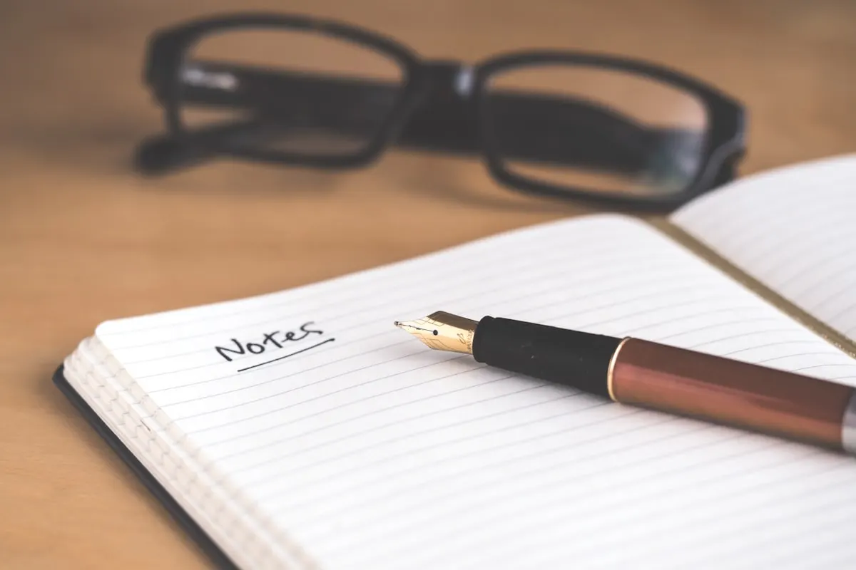 Notes i pióro na biurku redakcji Wybór Gracza